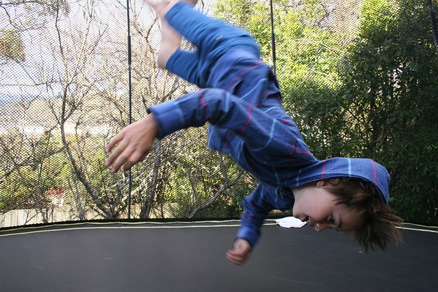 Skákání na trampolíně